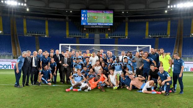 Lazio ROME, ITALY - JULY 23: Players and staff of Lazio celebrate their qualification to the Champions League qualification after the Serie A match between SS Lazio and Cagliari Calcio at Stadio Olimpico on July 23, 2020 in Rome, Italy. (Photo by Marco Rosi - SS Lazio/Getty Images)