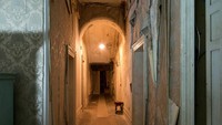 Rumah besar dengan jumlah kamar 22 ini siap untuk dijual. Dilaporkan bahwa rumah besar yang berada di Semenanjung Hook di Wexford telah melakukan pengusiran hantu. (Loftus Hall)