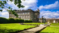 Loftus Hall, sebuah kastil yang konon dibangun pada tahun 1350 sangat terkenal di Irlandia. (Loftus Hall)