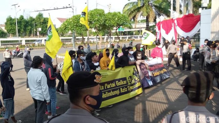 Massa mendemo Azis Syamsuddin di depan DPR (Kadek Melda Luxiana/detikcom)