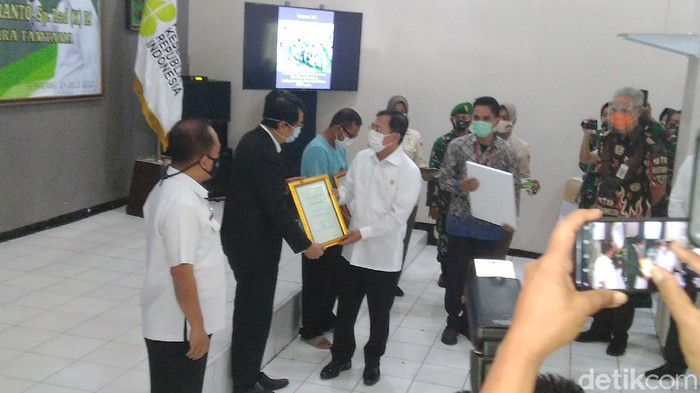 Menkes Serahkan Santunan kepada Keluarga 3 Nakes yang Meninggal di Jateng Menkes Serahkan Santunan kepada Keluarga 3 Nakes yang Meninggal di Jateng