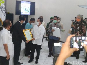 Menkes Serahkan Santunan kepada Keluarga 3 Nakes yang Meninggal di Jateng