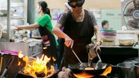 Mendapatkan bintang 1 Michelin Star, restoran Raan Jay Fai di Bangkok, Thailand terkenal dengan makanan enak dan murah. Di sini menu favoritnya ada kari kepiting dan bubur kering menggoda selera. Foto: Michelin Guide/ist