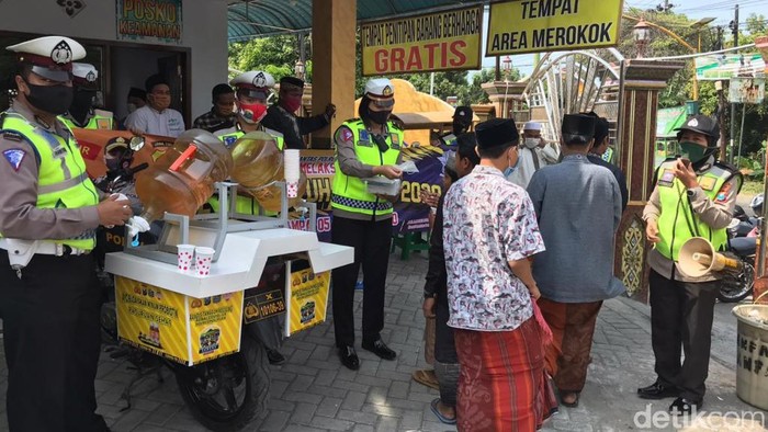 Polres Pasuruan melakukan berbagai upaya untuk menekan penyebaran COVID-19. Selain mengajak warga mematuhi protokol kesehatan, polisi juga membagikan minuman probiotik.