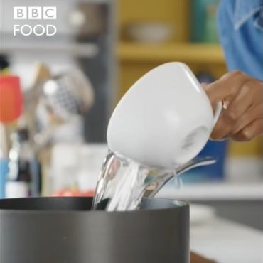 Netizen Kesal Karena Wanita Inggris Masak Nasi Kayak Pasta