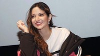 Nia Ramadhani mengaku sudah menjadi tulang punggung keluarga sejak belia. Mengawali karier di dunia akting usia 15 tahun, kesibukan sebagai artis ternyata menyita waktu sekolah Nia Ramadhani. Tidak tamat SMA, Nia Ramadhani akhirnya mengikuti homeschooling. Foto: Palevi S/detikFoto