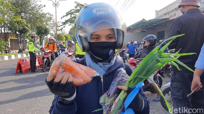 Operasi Patuh Candi 2020 di Cilacap, pemotor lolos tilang dapat bonus sayur
