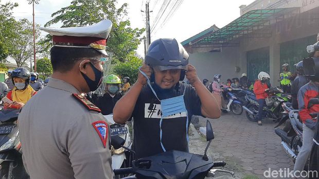Operasi Patuh Candi 2020 di Cilacap, pemotor tertib bonus sayur