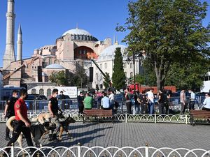 Salat Jumat Digelar di Hagia Sophia, Ornamen Kristiani Ditutup Tirai