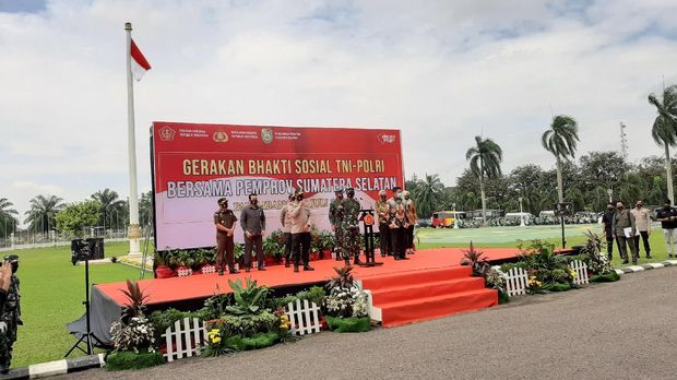 Panglima TNI Marsekal Hadi Tjahjanto dalam acara pembagian sembako di Griya Agung, Palembang, Sumsel, Jumat (24/7/2020).