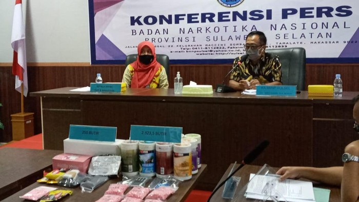 Pasutri di Makassar ditangkap saat jemput 2.923 ekstasi.