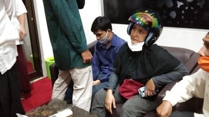 Pelaku penusukan imam masjid (menggunakan kemeja biru) di Pekanbaru.
