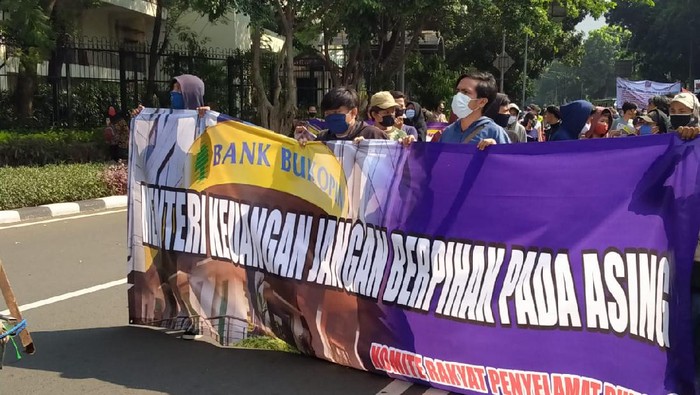 Pendemo geruduk kantor Sri Mulyani, tolak asing caplok Bukopin