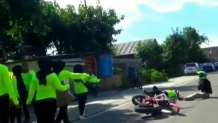 Seorang pria di Kabupaten Pinrang, Sulawesi Selatan (Sulsel), ditabrak pemotor saat tengah melakukan penggalangan dana untuk bantuan korban banjir di Masamba, Luwu Utara. Korban menggalang dana sembari joget di badan jalan.