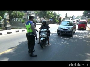 Aksi Pemotor di Purwakarta Hindari Razia Polisi, Putar Balik-Lawan Arus