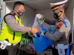 Polisi Hadiahi Sayur ke Pengendara yang Surat Kendaraannya Lengkap