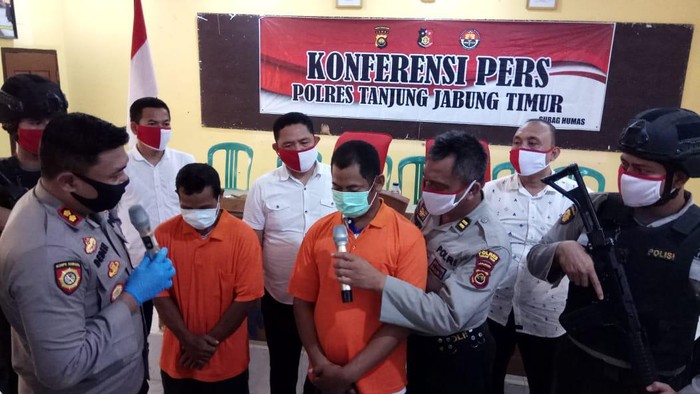 Polisi tangkap 2 pria diduga pembakar lahan di Jambi (Ferdi-detikcom)