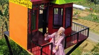 Ada tiga spot foto utama yang di Pondok Cai Pinus. Yang pertama, spot foto berbentuk haluan kapal pinisi. Kemudian, ada bangunan kastel dan yang terakhir dan paling unik ialah sebuah rumah balon seperti yang ada di film Up. (Bima Bagaskara/detikTravel)