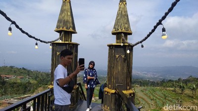 Serunya Berakhir Pekan Ala Film Up di Pondok Cai Pinus