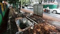 Penggalian lubang untuk box utilitas dilakukan di sejumlah titik.