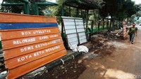 Trotoar yang digali untuk proyek tersebut tidak dapat dilintasi warga. 