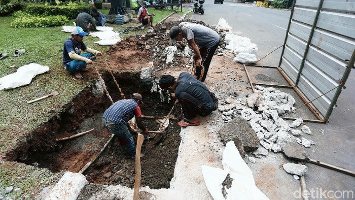 Proyek Galian Box Utilitas Rusak Pedestrian di Blok S Miris, proyek galian Box Utilitas merusak fisik pelestarian di wilayah Blok S, Jakarta Selatan, Jumat (24/07/2020). Padahal pedestrian di wilayah Blok S, Jakarta, belum lama diperbaiki.