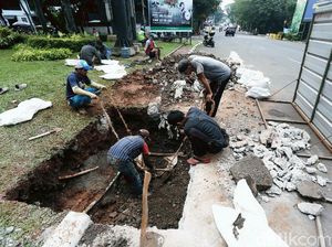 Duh, Proyek Galian Bongkar Trotoar di Blok S