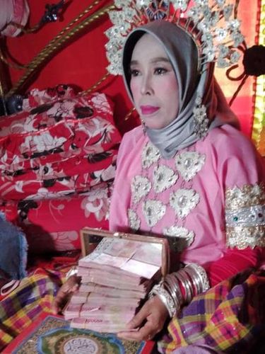 Rabasia (40) setelah dilamar seorang duda dari Jakarta, H Seni (40) dengan mahar Rp 100 juta (dok. Istimewa).