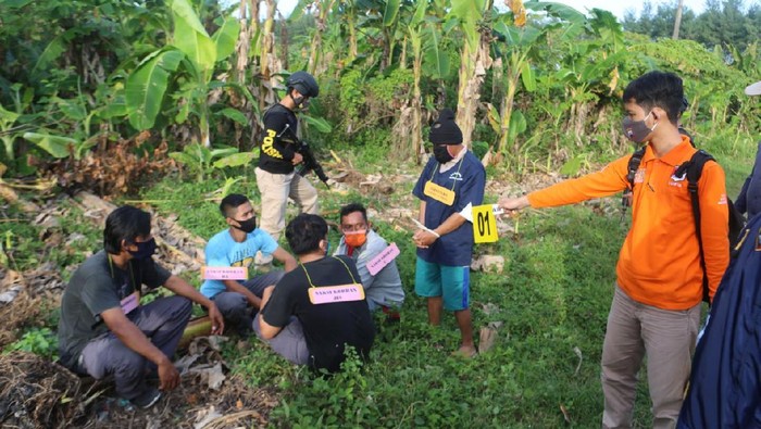 Rekonstruksi kasus pria sodomi 30 bocah di Cilacap, Kamis (23/7/2020).