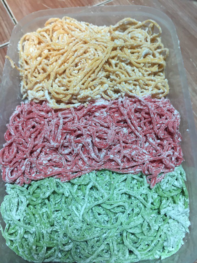 Netizen Bagikan Resep Mie Warna-warni Sehat dari Sawi hingga Bit