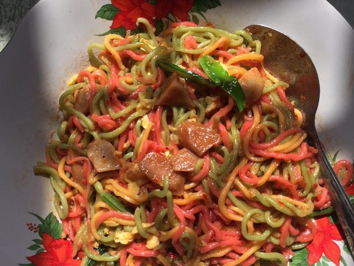 Netizen Bagikan Resep Mie Warna-warni Sehat dari Sawi hingga Bit
