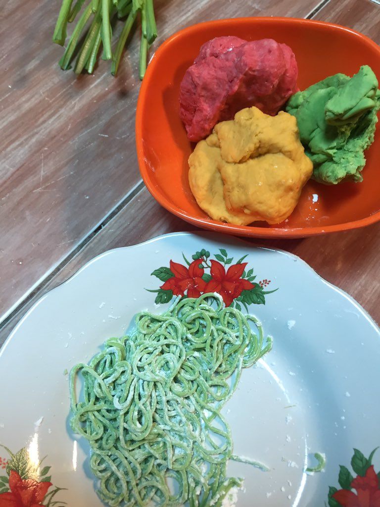 Netizen Bagikan Resep Mie Warna-warni Sehat dari Sawi hingga Bit