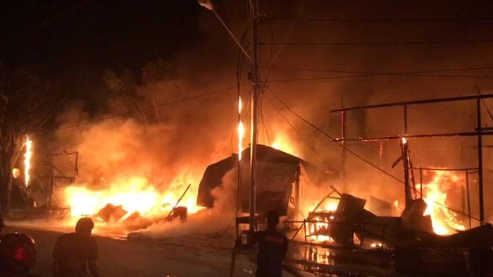 Rumah, dan kios begadang di Jalan Patimura, Kelurahan Lolu Selatan, Kecamatan Palu Selatan, Kota Palu, Sulawesi Tengah terbakar.