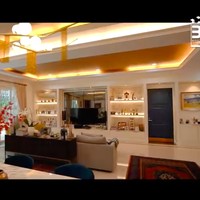 Penampilan ruang keluarga di rumah Luna Maya tampak mewah dengan sentuhan emas dan lighting yang cozy. Kepada Boy William, Luna Maya mengatakan rumahnya berkonsep apartemen. Semua ada di satu lantai, supaya nggak ribet, katanya.  (Foto: YouTube/Boy William)