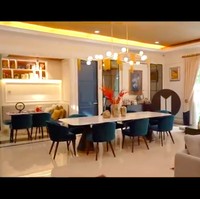 Ruang makan dilengkapi meja panjang berikut kursi velvet yang meninggalkan kesan mewah. Lampu gantung bergaya kontemporer hadir sebagai pemanis. (Foto: YouTube/Boy William)
