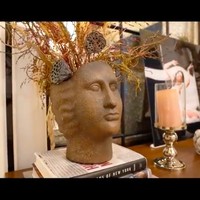 Selain lukisan, banyak pula benda seni lainnya seperti patung-patung kecil yang ikut melengkapi interior rumah Luna. (Foto: YouTube/Boy William)