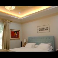 Kamar Luna terasa lebih tone-down dengan kehadiran interior yang lebih minim dan nuansa putih yang mendominasi. Aksen biru muda pada kasur membuat ruangan tak terasa monoton. (Foto: YouTube/Boy William)