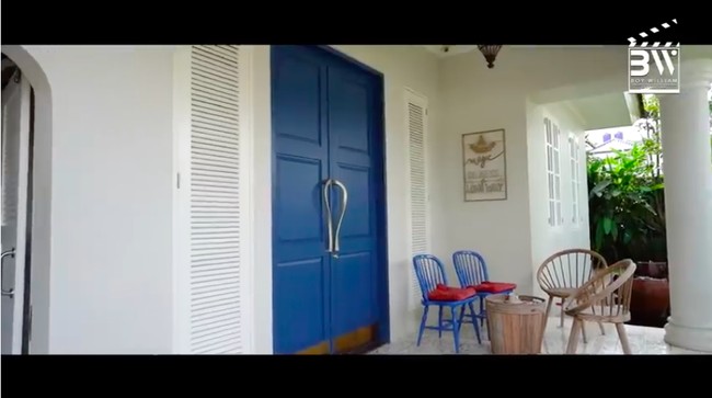 Sebuah rumah bergaya klasik-modern yang didominasi warna putih menjadi hunian pilihan Luna Maya. Pintu biru sebagai aksen yang senada dengan warna kursi menyambut tamu yang masuk. (Foto: YouTube/Boy William)