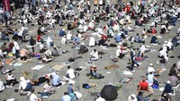 Para jemaah saling jaga jarak untuk mengantisipasi penyebaran virus Corona. AP / Yasin Akgul.