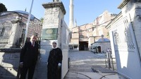 Presiden Turki, Tayyip Erdogan telah meresmikan bangunan itu menjadi masjid dengan salat Jumat perdana yang digelar hari ini. Turkish Presidency via AP.