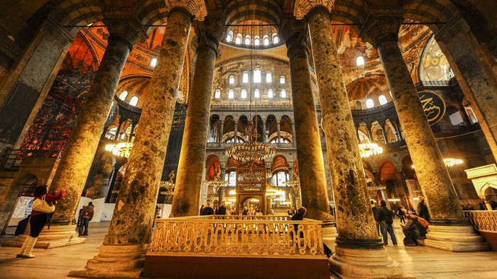 Salat Jumat pertama diselenggarakan di Hagia Sophia hari ini. Jemaah pun memadati halaman masjid jelang pelaksanaa Salat Jumat.