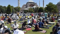Jemaah memadati halaman Hagia Sophia untuk melaksanakan Salat Jumat. AP / Yasin Akgul.