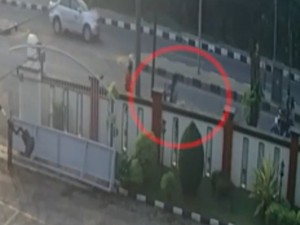 Satpam Terpental Ditabrak Pemotor di Depan Gedung, PT Banten Minta Ini