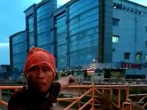 Screenshot video viral pria maki RS di Medan