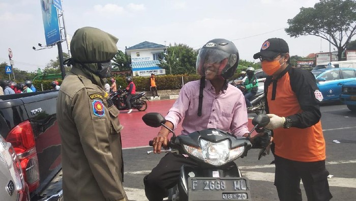 Seorang warga disetop petugas Satpol PP Depok karena tak pakai masker