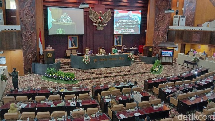 sidang paripurna dprd jatim
