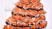  Sketsa gaun yang satu ini terbuat dari sushi. Tampak daging salmon tertata cantik, dengan nori dan telur ikan juga. Foto: @Edgar_artis