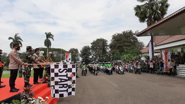 Panglima TNI Marsekal Hadi Tjahjanto, Gubernur Sumsel Herman Daru dan Irwasum Polri Komjen Agung Budi Maryoto melepas para petugas untuk membagikan sembako ke warga Sumsel, Jumat (24/7/2020).