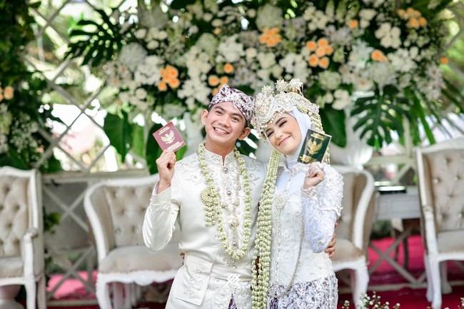 Penyanyi dangdut Rizki DA atau yang dikenal juga sebagai Rizki Ridho baru saja resmi menikah pada Jumat 17 Juli 2020. Ia menikahi seorang perempuan bernama Nadya Mustika. Sebelum menikah, Rizki DA menjalani proses taaruf dengan Nadya.  Foto: Dok. Instagram @da2_rizki123.