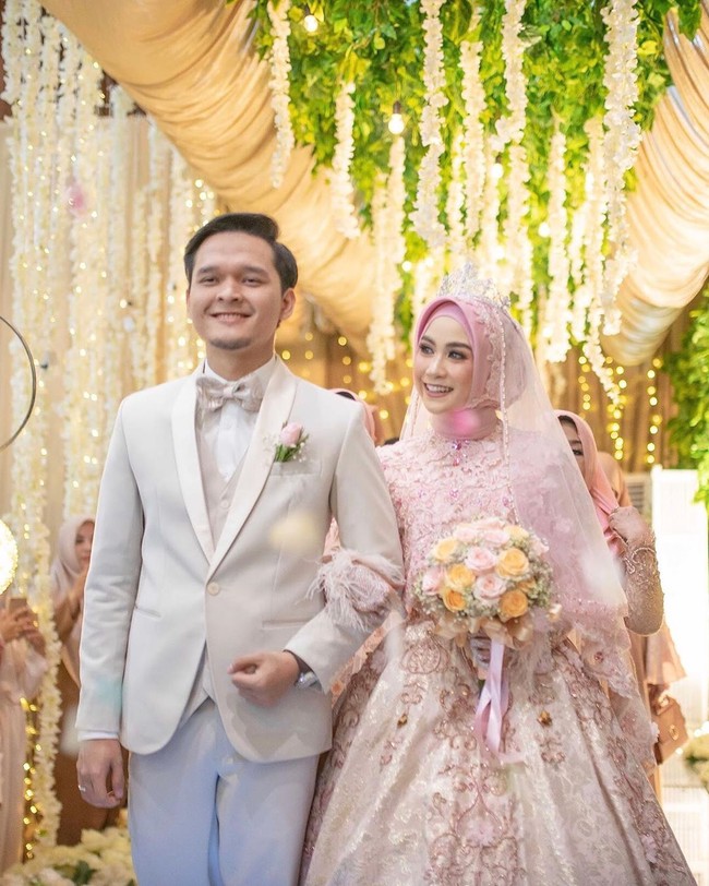 Mantan anggota Cherrybelle, Anisa Rahma Adi, S.Ars. menikah dengan penyanyi religi, Anandito Dwis pada 16 September 2018. Proses pernikahan Anisa dan Dito terjadi setelah keduanya menjalani taaruf tiga bulan sebelumnya. Foto: Dok. Instagram @anisarahma_12.